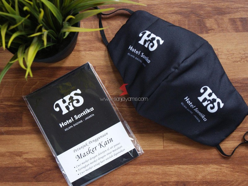 Cetak Masker Kain Printing Premium Hotel Santika dengan stopper