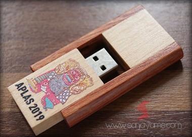 USB Kayu Putar 2 Warna (UW20)