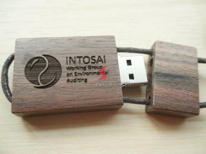 Cetak Laser Logo di USB Kayu