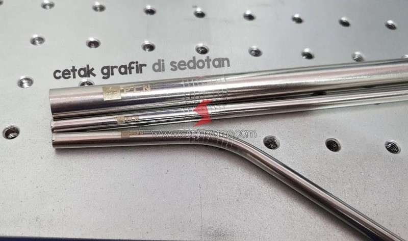 Grafir di Sedotan Stainless