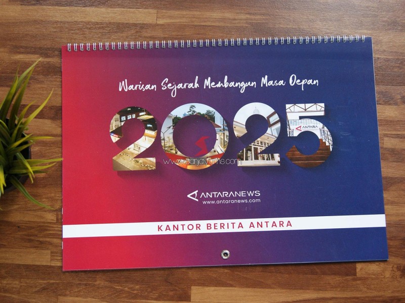 Kalender Dinding 2025 - Antara