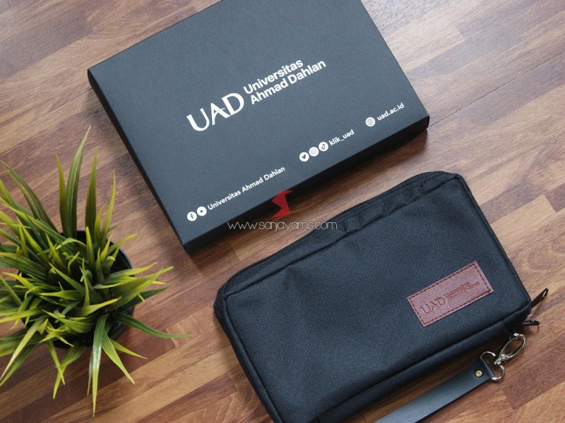 Pouch Universitas Ahmad Dahlan