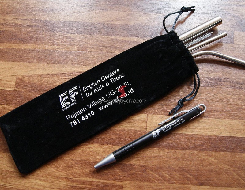 Souvenir sedotan dan pen EF